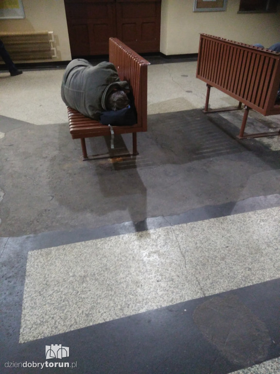 Bezdomni zadomowili się na dworcu
