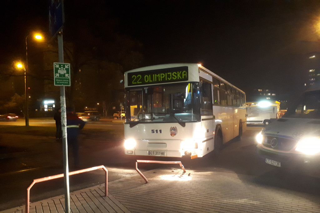 Autobus wjechał w barierkę