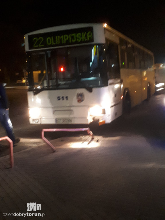 Autobus wjechał w barierkę
