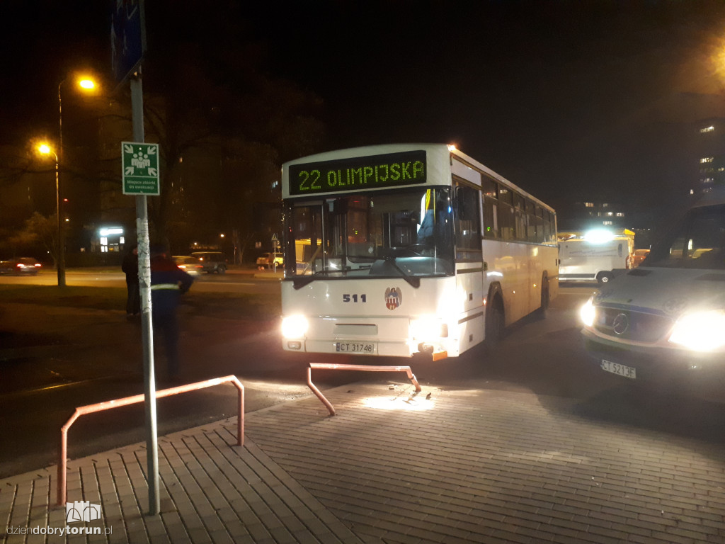Autobus wjechał w barierkę