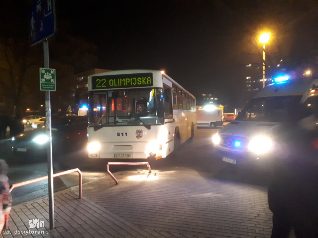 Autobus wjechał w barierkę