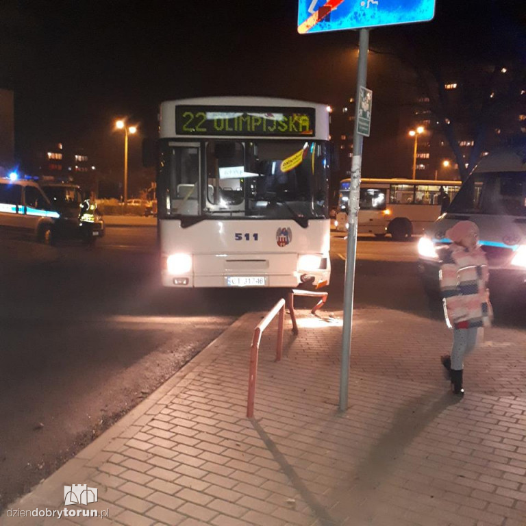 Autobus wjechał w barierkę