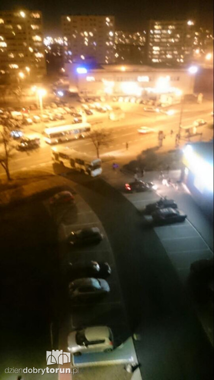 Autobus wjechał w barierkę