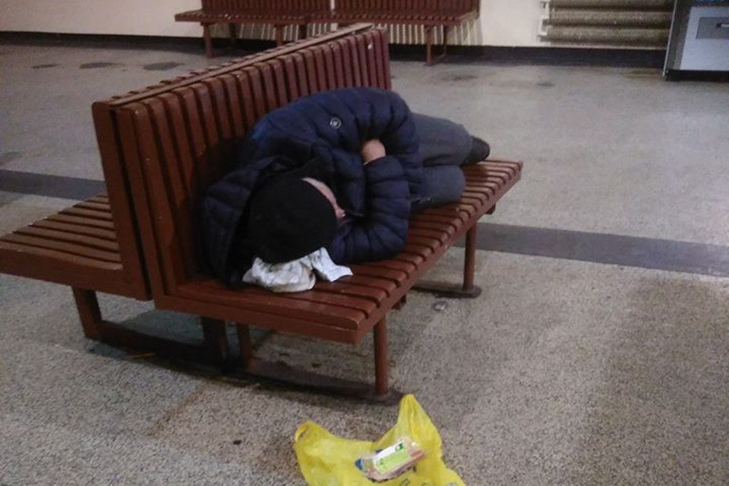 Bezdomni wciąż okupują dworzec