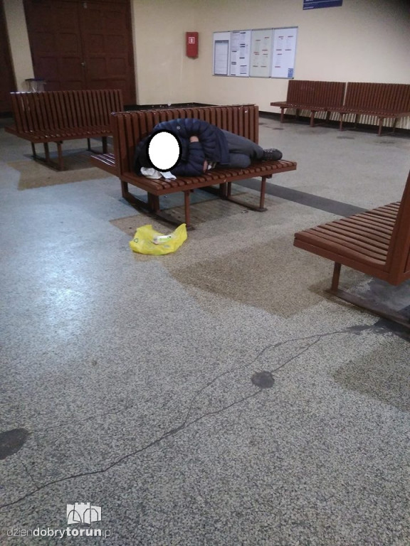Bezdomni wciąż okupują dworzec