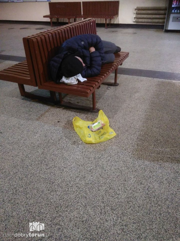Bezdomni wciąż okupują dworzec