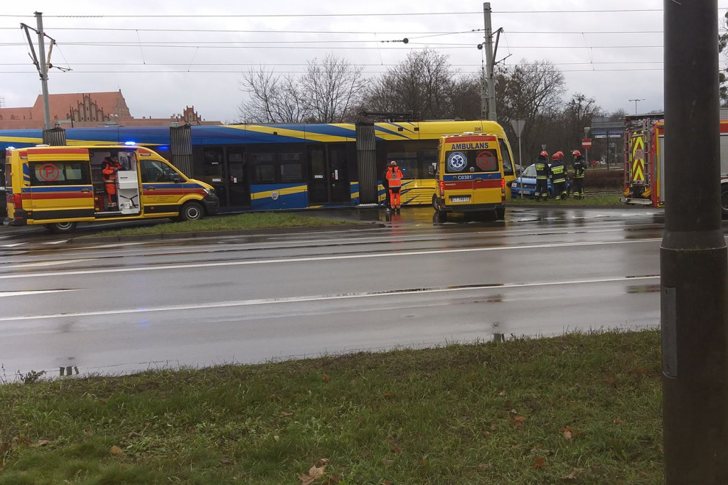 Samochód wjechał pod tramwaj