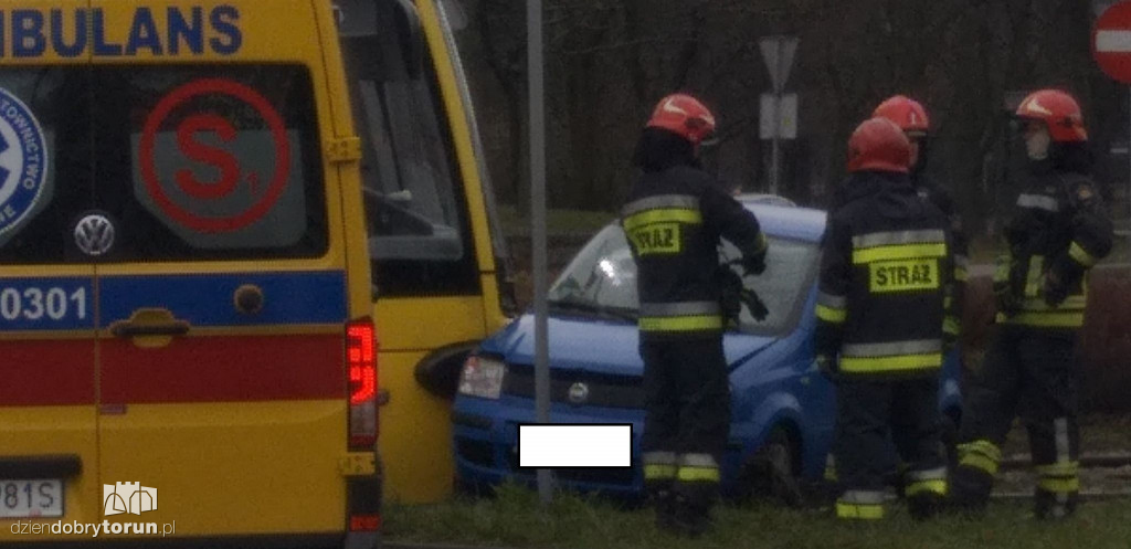Samochód wjechał pod tramwaj