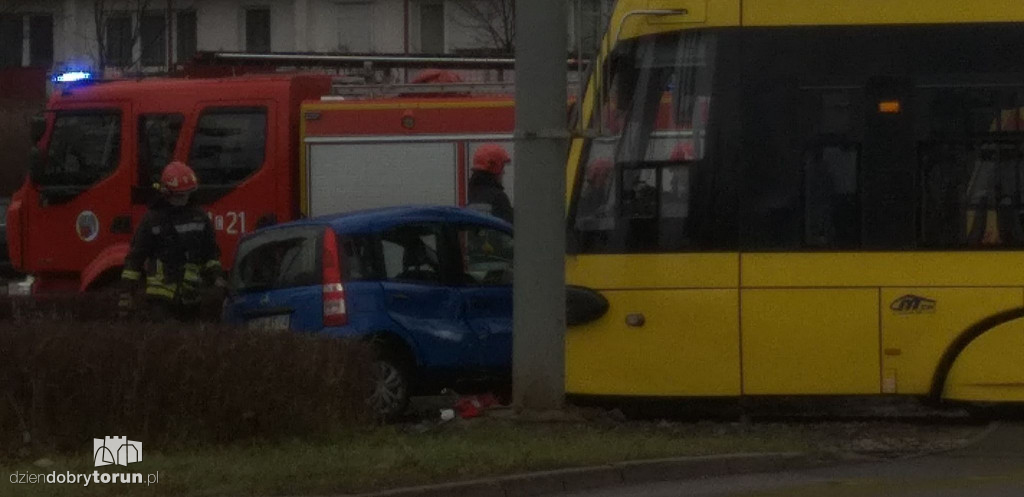 Samochód wjechał pod tramwaj
