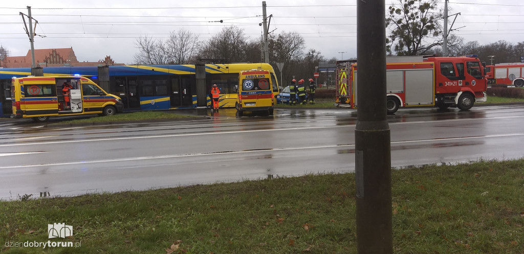 Samochód wjechał pod tramwaj