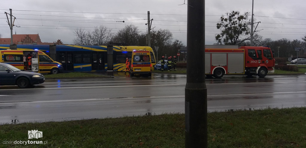 Samochód wjechał pod tramwaj