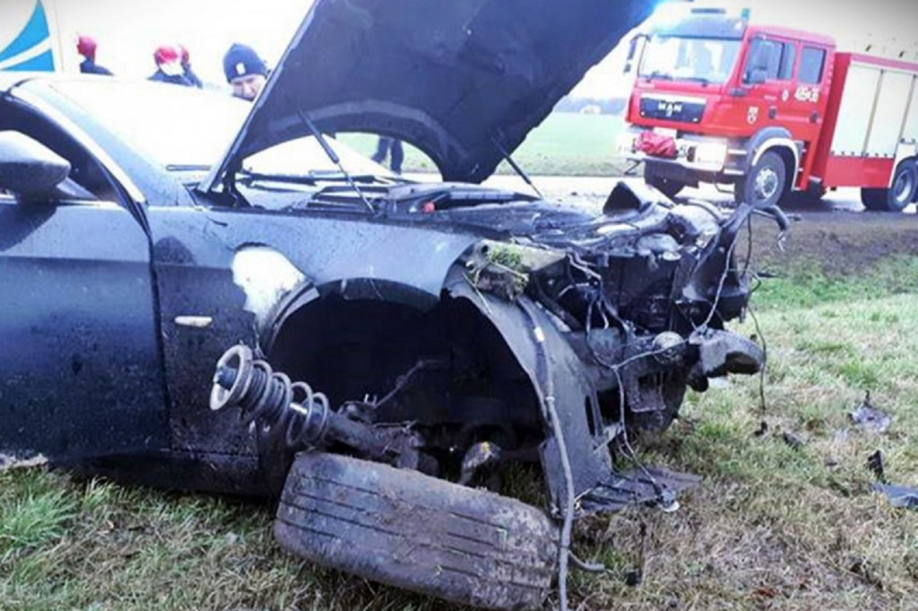Fatalne dachowanie BMW na DK 15