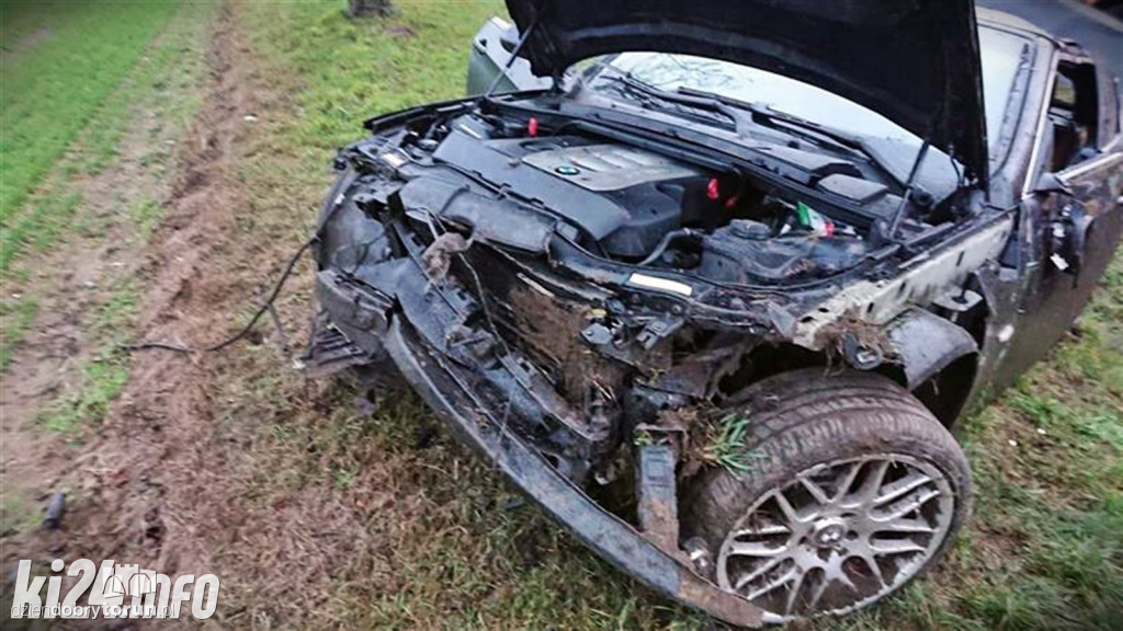 Fatalne dachowanie BMW na DK 15