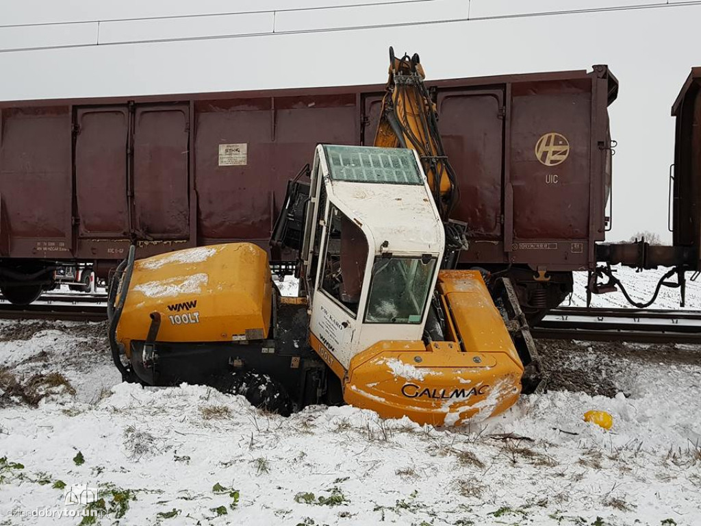 Pod Toruniem pociąg wjechał w koparkę