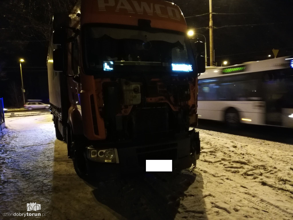 Ciężarówka wjechała w tramwaj