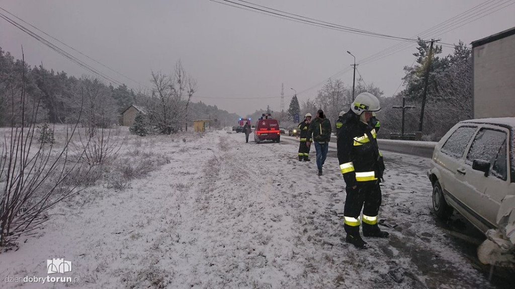 Kolizja dwóch aut na DK80 w Pędzewie
