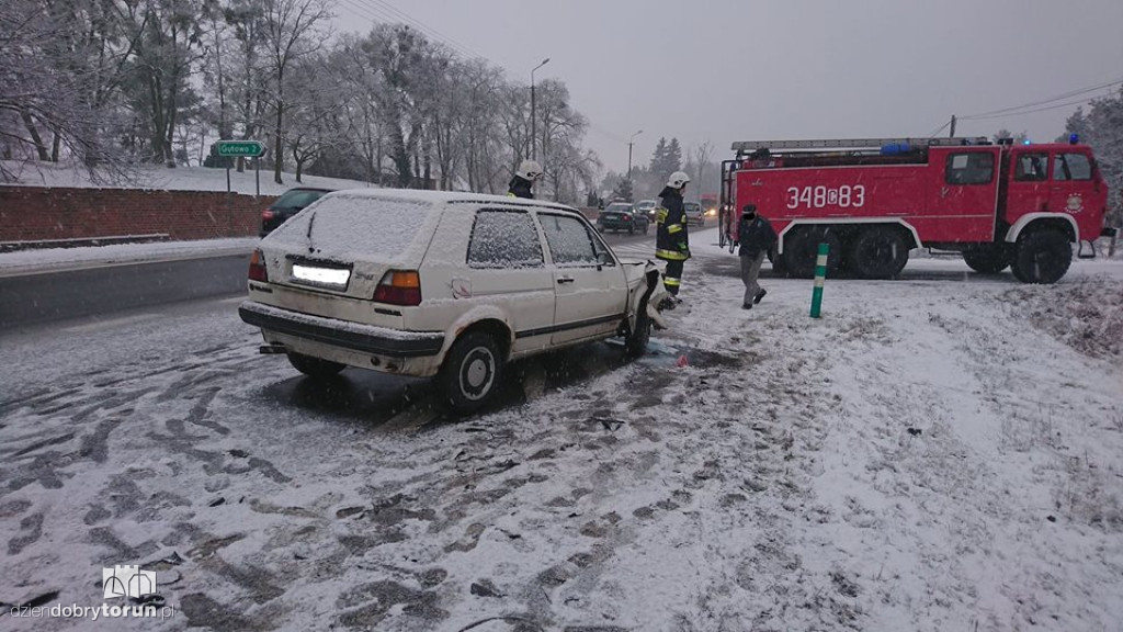 Kolizja dwóch aut na DK80 w Pędzewie