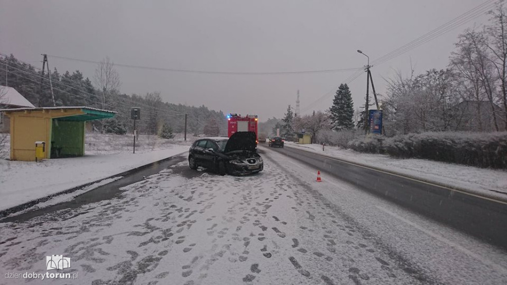 Kolizja dwóch aut na DK80 w Pędzewie