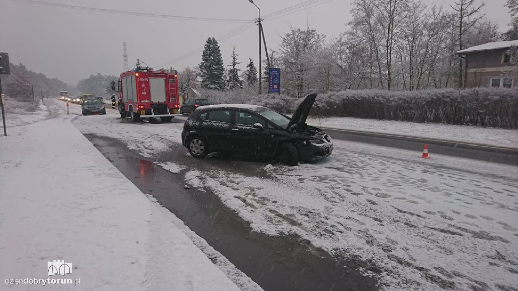Kolizja dwóch aut na DK80 w Pędzewie