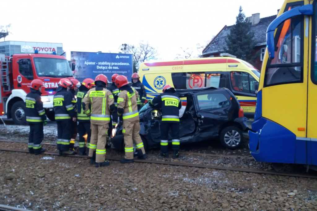 Samochód wjechał pod tramwaj