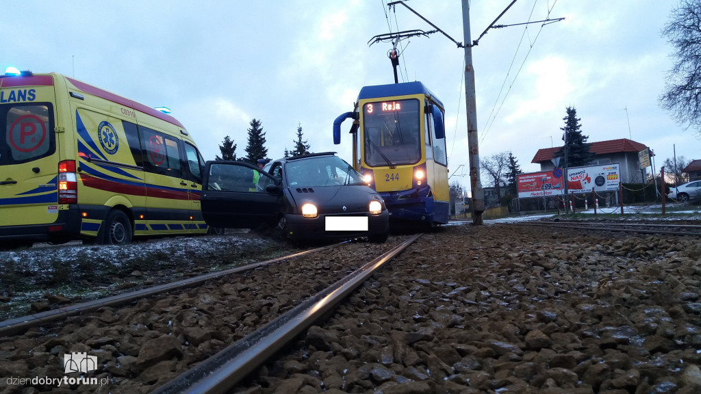 Samochód wjechał pod tramwaj