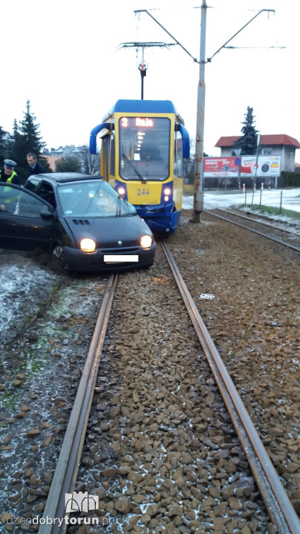Samochód wjechał pod tramwaj