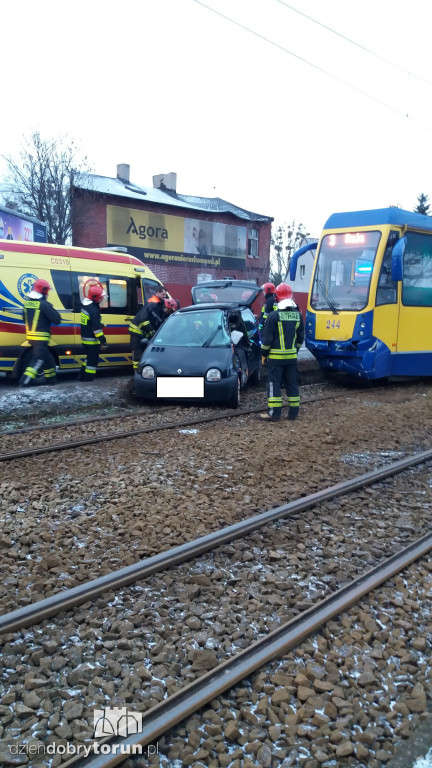 Samochód wjechał pod tramwaj