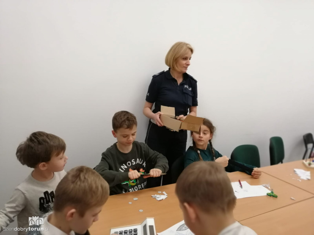 Policjanci odwiedzili dzieci z półkolonii