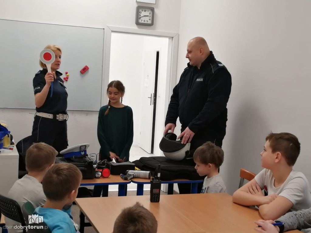Policjanci odwiedzili dzieci z półkolonii