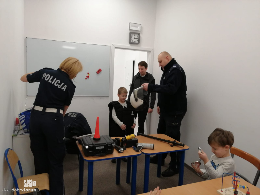 Policjanci odwiedzili dzieci z półkolonii