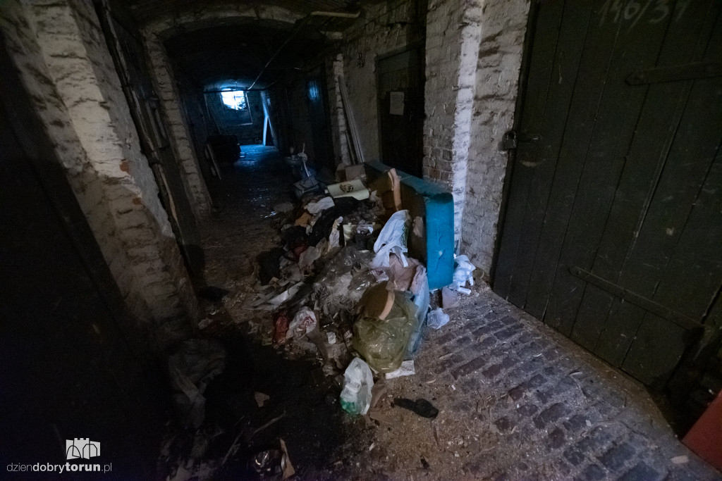 Śmieci w budynku Mickiewicza 146