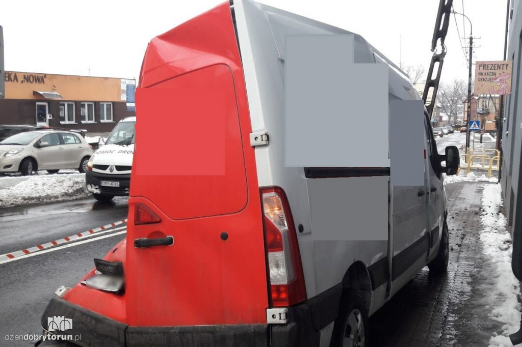 Uderzył w busa i odjechał