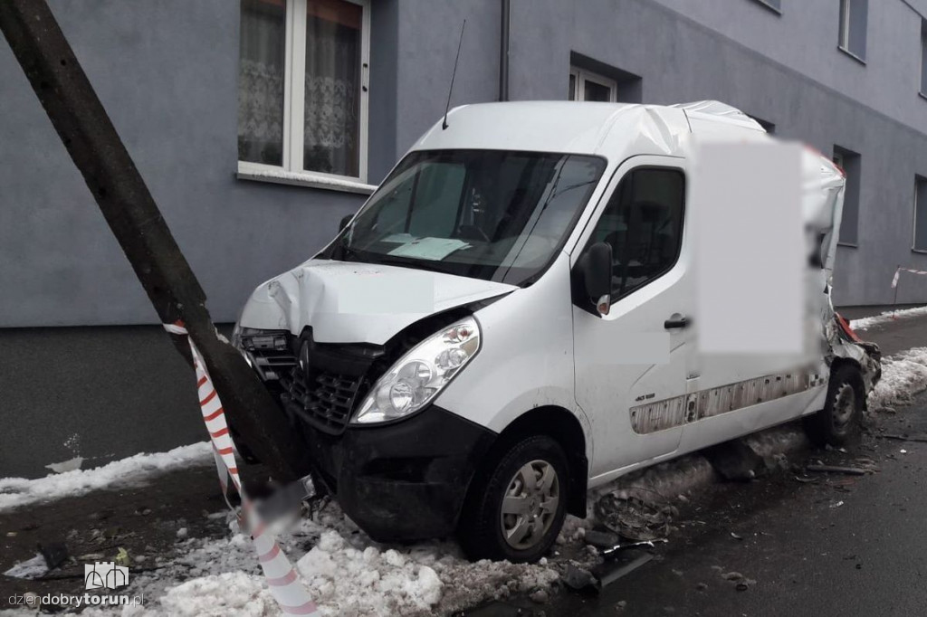 Uderzył w busa i odjechał