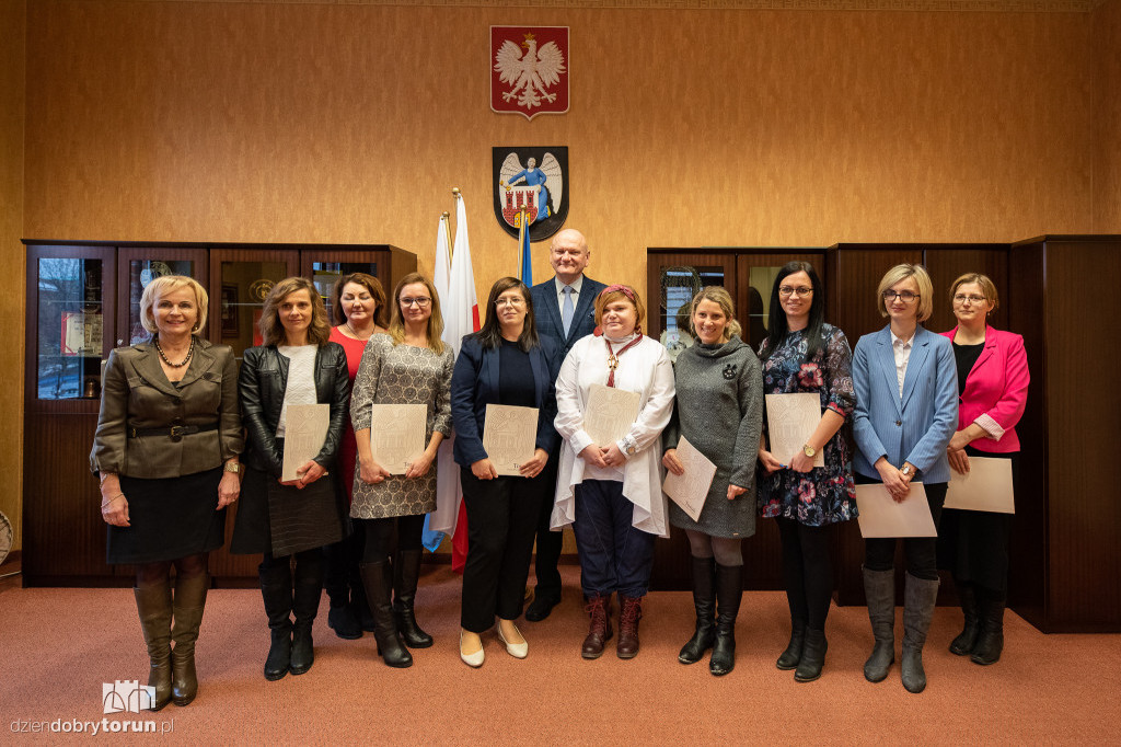 Wręczenie aktów nauczycielom