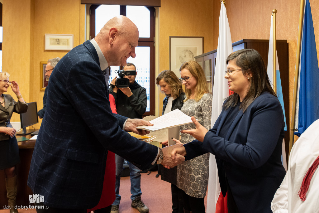 Wręczenie aktów nauczycielom