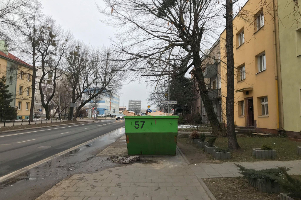 Przechodnie narzekają na przeszkodę