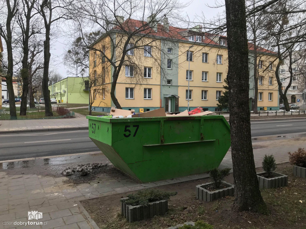 Przechodnie narzekają na przeszkodę