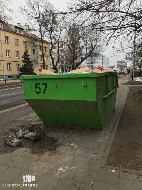 Przechodnie narzekają na przeszkodę