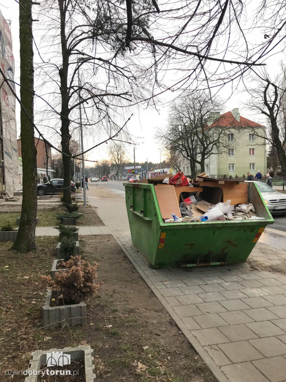 Przechodnie narzekają na przeszkodę