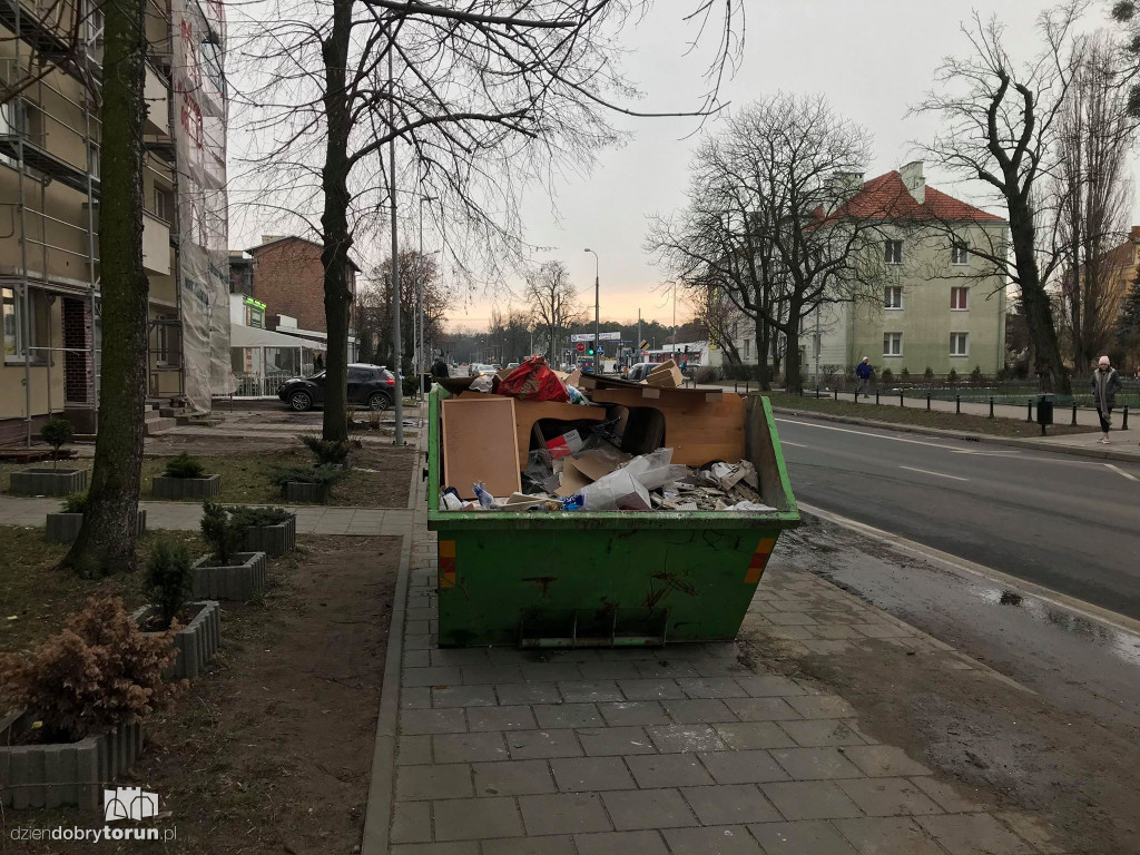 Przechodnie narzekają na przeszkodę