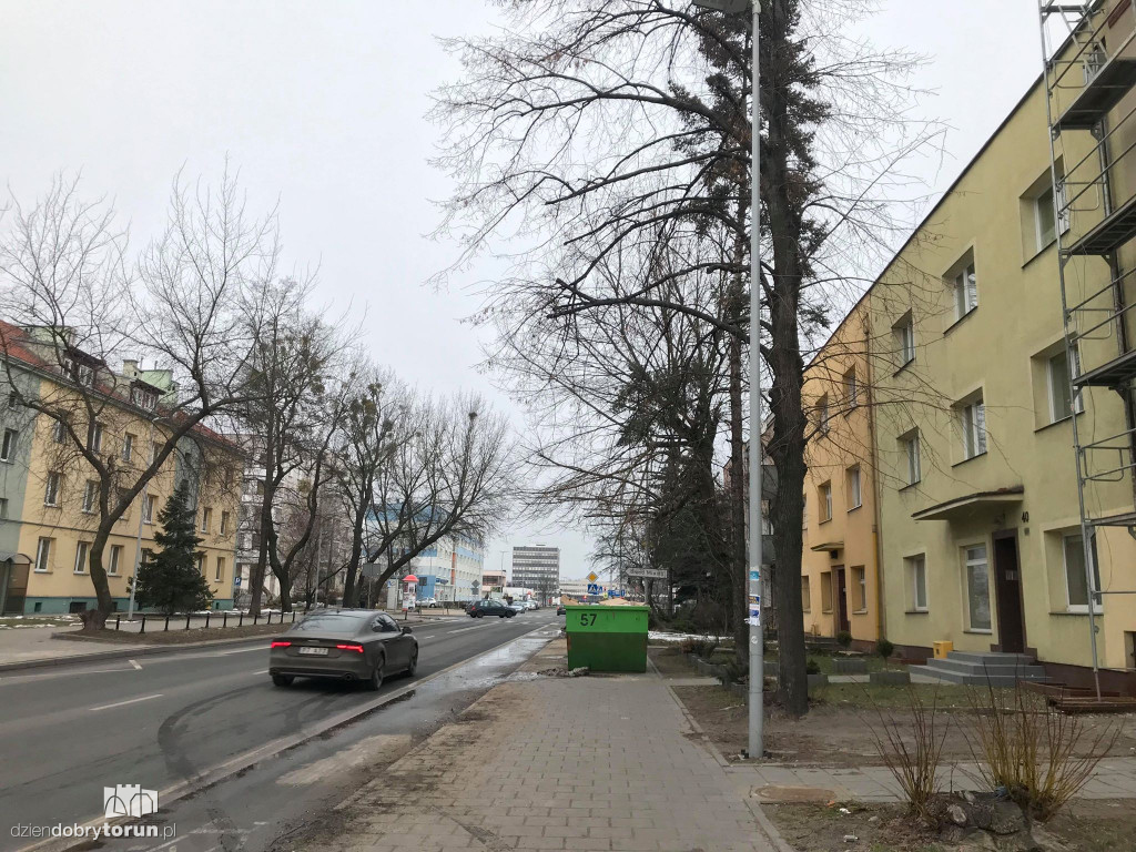 Przechodnie narzekają na przeszkodę