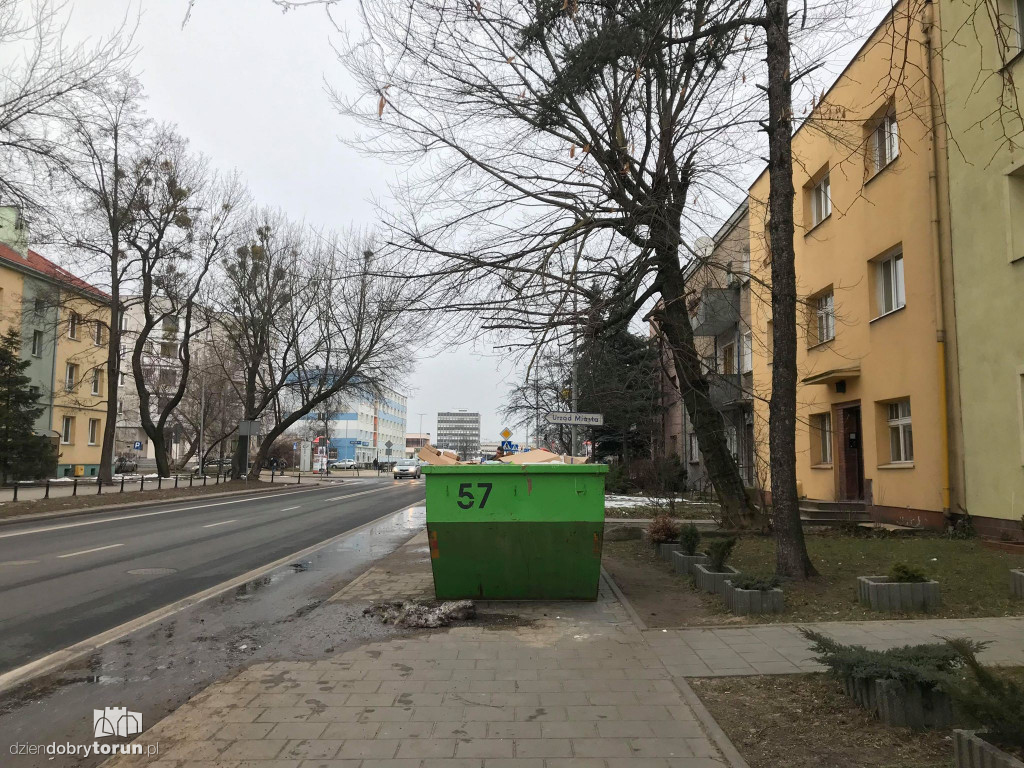 Przechodnie narzekają na przeszkodę