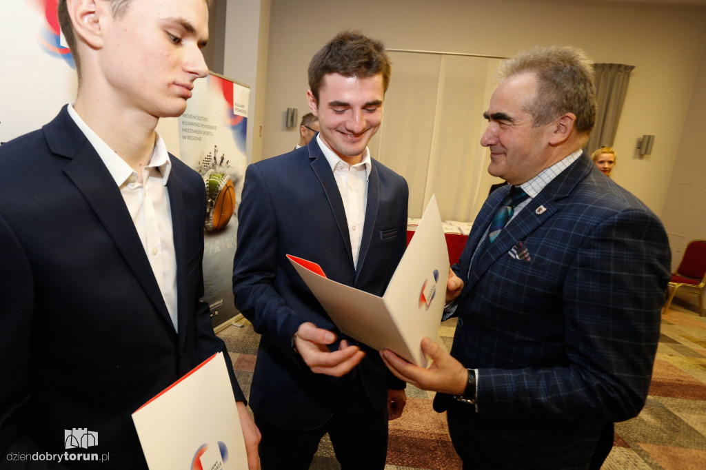 Marszałek nagrodził sportowców