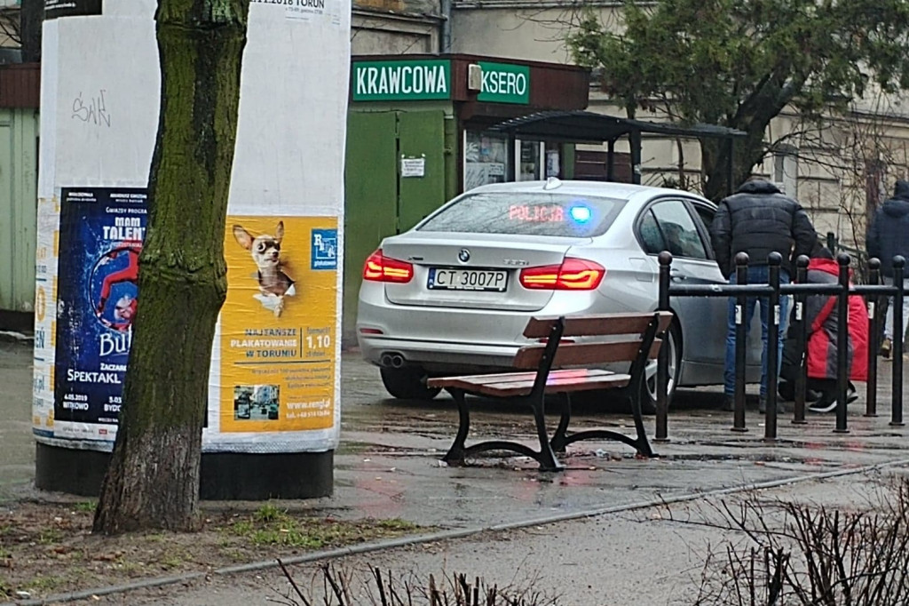 Kolizja dwóch aut na Mickiewicza