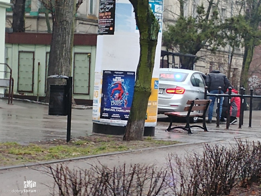 Kolizja dwóch aut na Mickiewicza