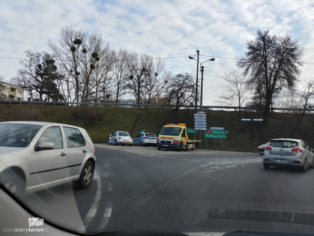 Kolizja na skrzyżowaniu przy wiadukcie