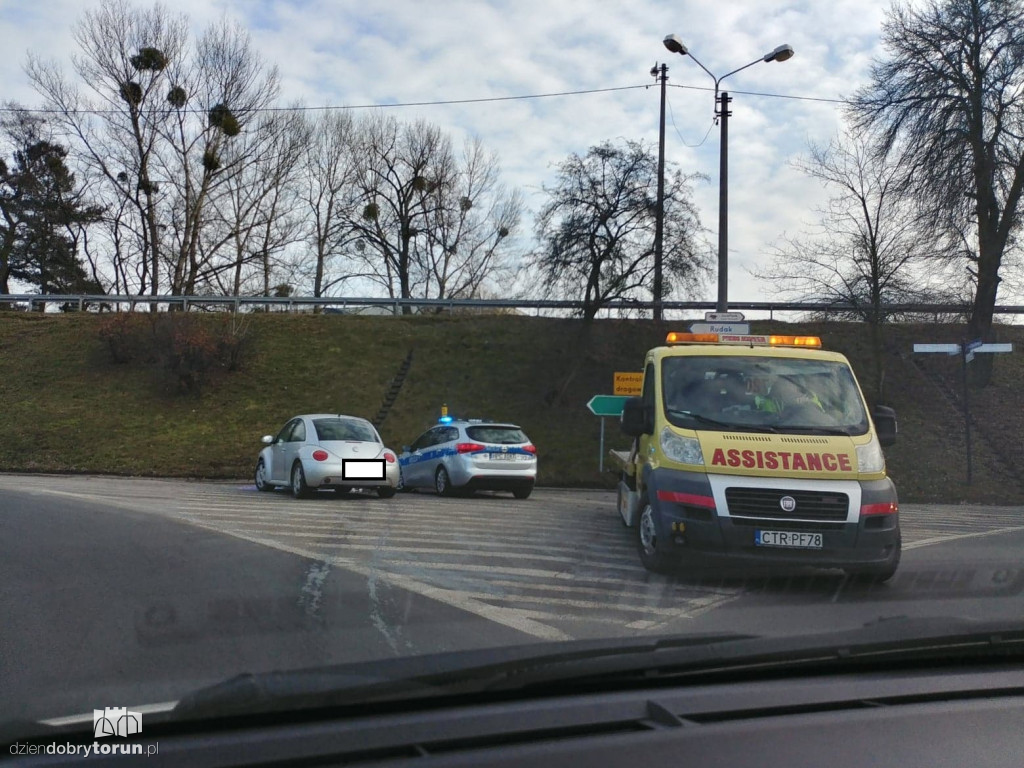 Kolizja na skrzyżowaniu przy wiadukcie