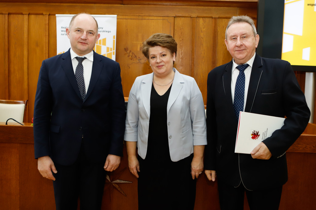 Marszałek wręczył umowy RPO