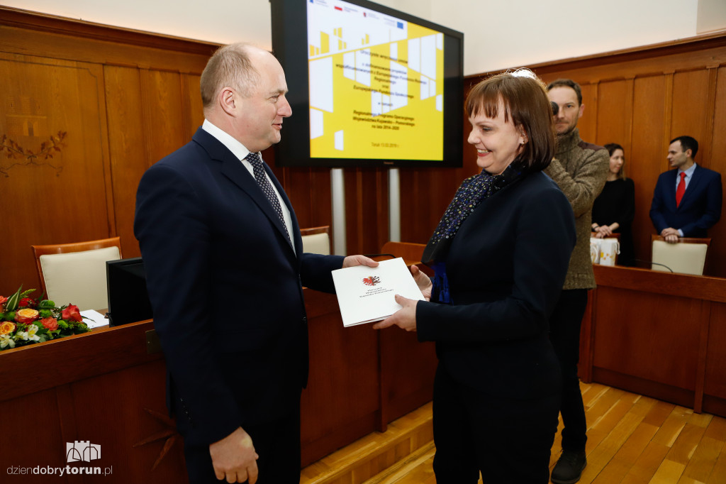 Marszałek wręczył umowy RPO
