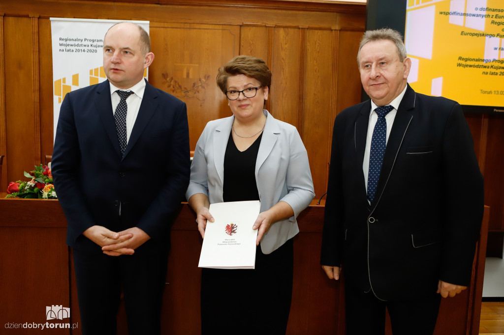 Marszałek wręczył umowy RPO